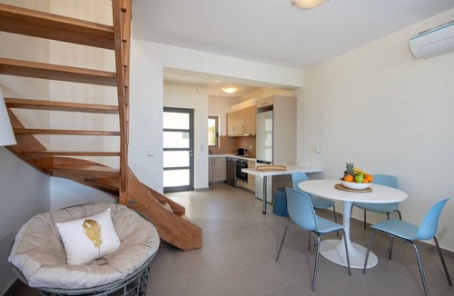Plaka Apartment | Ashlin Seaside Luxury Apartment