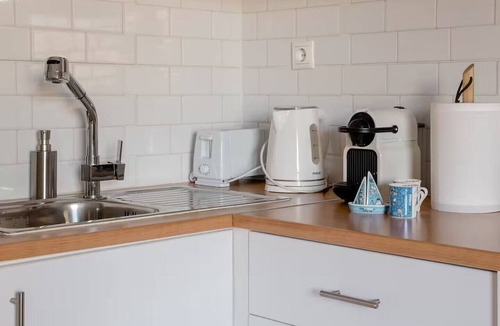 Thissio Apartment | Athenian Entertainment & Relaxation Hub
