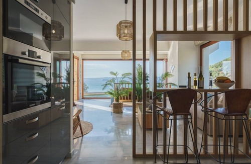 Plaka House | Beach front villa★Heated Pool★Gym & Sauna★Walk to market/restaurant/bar★Jacuzzi