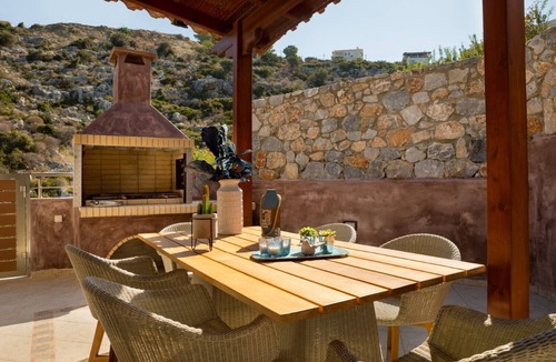 Plaka House | Beach front villa★Heated Pool★Gym & Sauna★Walk to market/restaurant/bar★Jacuzzi