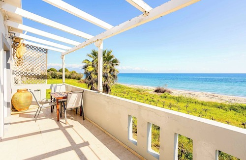 Pylos-Nestoras Apartment | Beachfront Nest Memi, Koroni-Seaheaven House B1