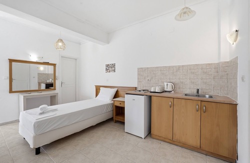 Kavos Bed & Breakfast | Bed and Breakfast The Kavos Sandy Inn – Quadruple Room with Shared Pool, Wi-Fi, and Air Conditioning