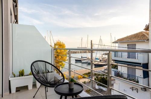 Kalamata Marina Apartment | Black & White Marina Studio, Kalamata Getaway (B1)