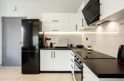 Kalamata Marina Apartment | Black & White Marina Studio, Kalamata Getaway (B1)