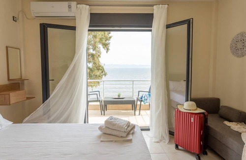 Plomari Hotel | BlueWaves Blue Villa