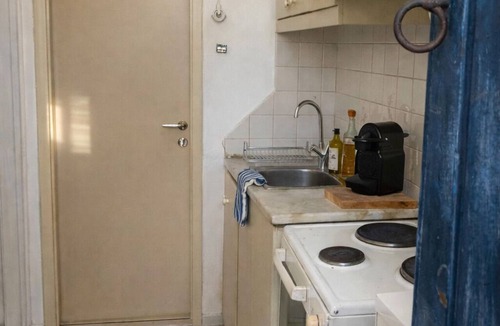 Ermoupoli House | Bright Authentic Cycladic Home, Walk to Ermoupoli Center