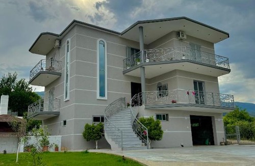 Lazarat House | Bujtina Amar