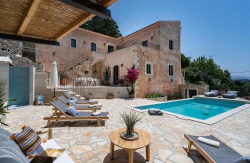 Armenoi House | Butterfly, a historical villa with pool & hot tub!