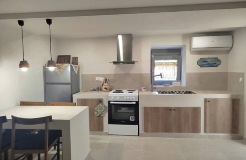 Mitilinii Apartment | Charming renovated apartment with kitchen and garden in lovely ΜΥΤΗΛΙΝΙΟΙ withAC