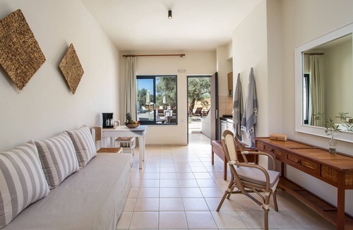 Galatas Apartment | Comfortable Garden View Studio