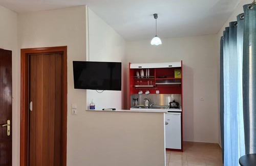 Kavos Apartment | Corfu Frodo Studios, Steps Away from the beach