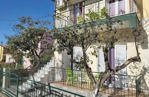 Kavos Apartment | Corfu Frodo Studios, Steps Away from the beach