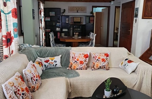 Neoi Epivates House | Cozy 2-bedroom apartment in tranquil Peraia with AC, for family and pet-friendly
