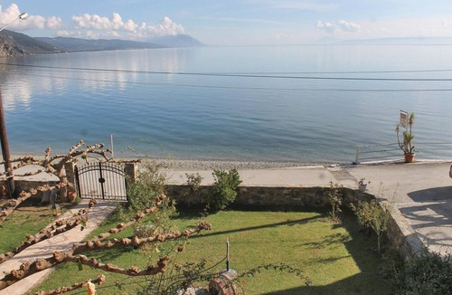 Ilia House | Cozy home in Loutra Aidipsou with WiFi