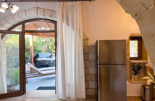 Georgioupolis Apartment | Despina Jacuzzi Studio - Walk to Lake Kournas