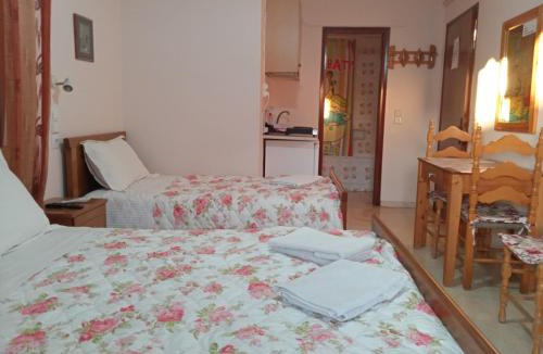 Kamena Vourla House | Dimitra Pentaliou Rooms