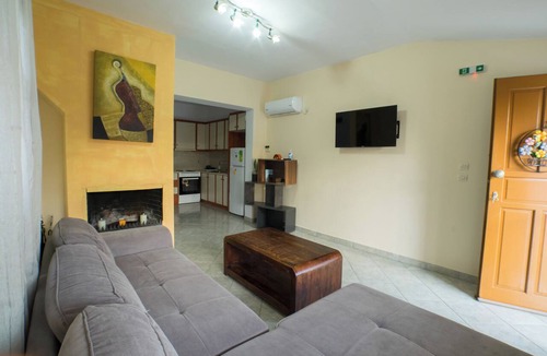 Loutraki House | Dimitra's Guesthouse - Family home with Garden and Gazebo