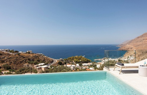 Khora Sfakion Villa | Dóma, panoramic views, and pool.