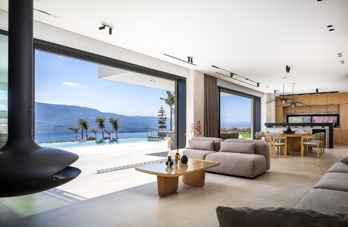 Akrotiri Villa | Etheria Elli Villa, Retreat to Ethereal Luxury and Wellness by etouri