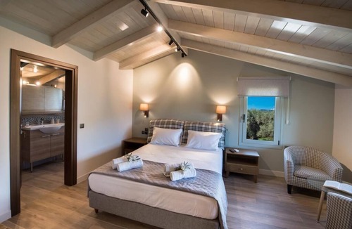 Apolpaina Apartment | Explore Lefkada-Breakfast incl.Luxury maisonette,large pool near town!