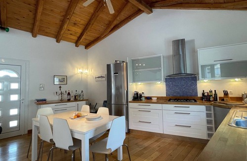 Petaleia Villa | Fabulous Beachside 4 Bedroom Detached Villa - all 5 Star reviews
