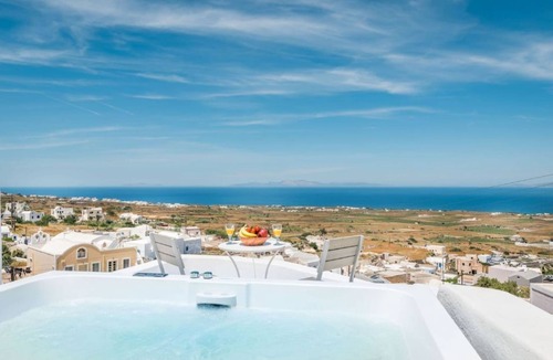 Finikia Apartment | Fava Eco Suites - Honeymoon Suite with Outdoor Private Jetted Tub