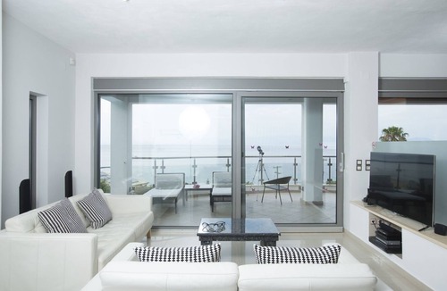 Notos House | Ferienvilla mit Blick auf das Wasser by Interhome