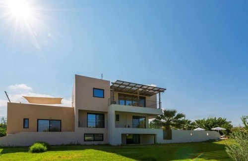 Tingaki House | Ferienvilla "Xenos 2" mit Blick auf das Wasser by Interhome