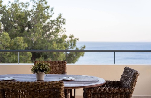 Kontos House | Four Bedroom, Five Bathrooms with Communal Pool
