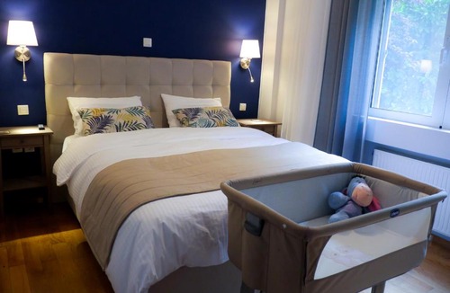 Amarousion Apartment | Garden Apartment next to the Mall -Private Parking