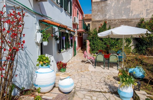 Gaios House | Garden home