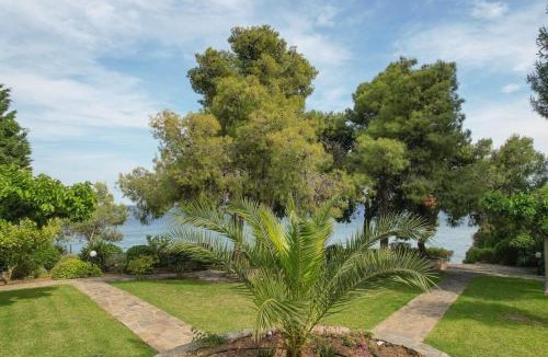 Agii Theodori Villa | Garden' s Villa