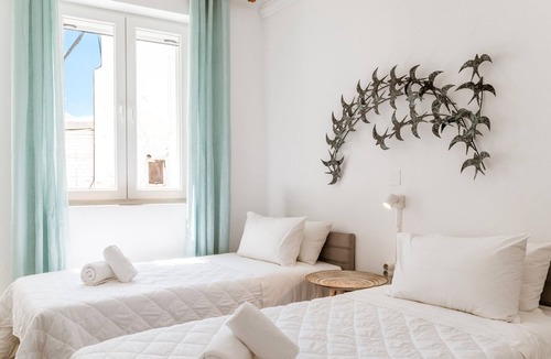 Little Venice House | Guest House 'Anchor Yalos - Twin Bed Room 1' with Wi-Fi and Air Conditioning