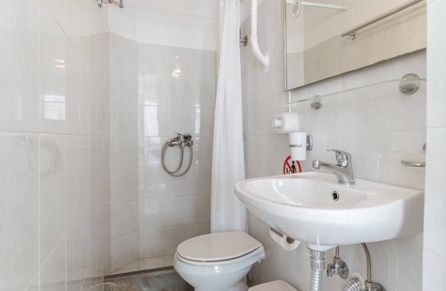 Little Venice House | Guest House 'Anchor Yalos - Twin Bed Room 1' with Wi-Fi and Air Conditioning