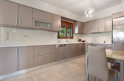 Heraklion House | Holiday Home 'Ariadni's Maisonette' with Mountain View, Wi-Fi and Air Conditioning