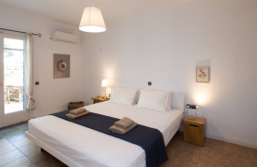 Kalafatis House | Holiday Home 'Bougainvillea Sea View Residence' with Sea View, Wi-Fi and Air Conditioning