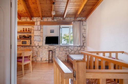 Evgiros House | Holiday Home 'Lainaki' with Sea View, Wi-Fi and Air Conditioning