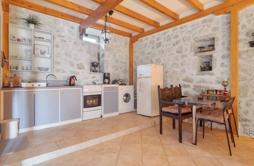 Evgiros House | Holiday Home 'Lainaki' with Sea View, Wi-Fi and Air Conditioning