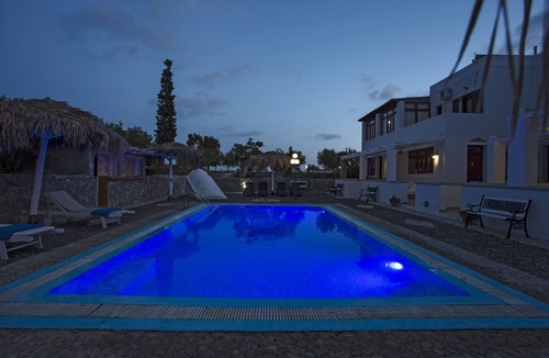 Perissa Apartment | House for 5 included car, breakf (Heated Pool)