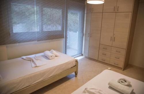 Loutsa Apartment | House Vraсhos-Loutsa
