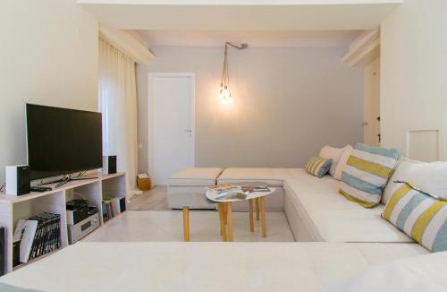 Atsipópoulon Villa | Infinity Villa with Pool, BBQ and Ping-Pong Table, 2km from the beach