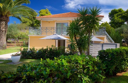 Lassi Apartment | Kefalonia Lassi: 3 bedroom apartments with pool by famous Makris Gyalos beach