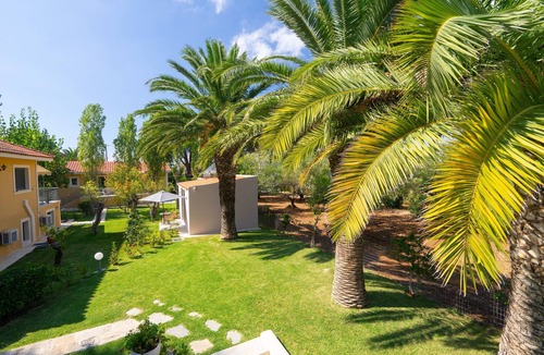 Lassi Apartment | Kefalonia Lassi: 3 bedroom apartments with pool by famous Makris Gyalos beach