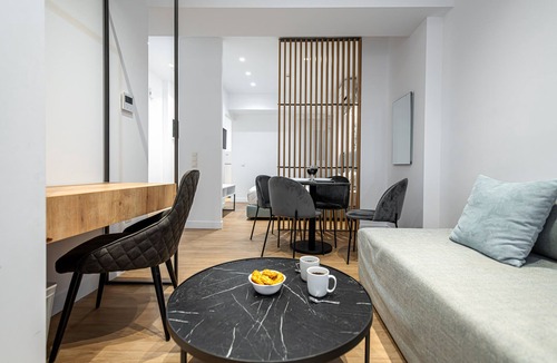 Ampelokipoi Bed & Breakfast | Kriel Suites by LIV Homes 02
