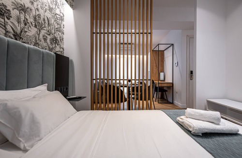 Ampelokipoi Bed & Breakfast | Kriel Suites by LIV Homes 02
