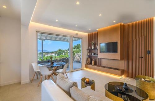 Loutraki Villa | LemonTree Villa Rooftop Jacuzzi And Sea Views