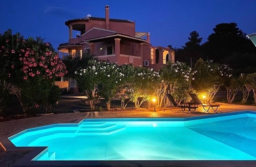Limni Villa | Luxury Ground Floor Villa with Private pool and Garden