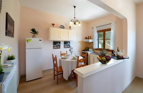 Vlachopoulatika Apartment | Maestro 2 Apartment with Balcony, Wi-Fi, and Air Conditioning