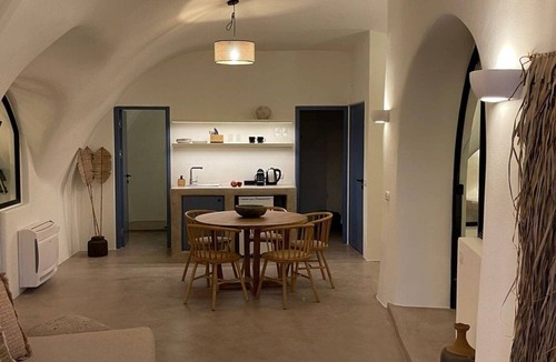 Messaria Apartment | Magnificent Santorini Suite | Hemera Suite | Private Hot Tub | Spacious.