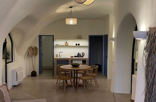 Messaria Apartment | Magnificent Santorini Suite | Hemera Suite | Private Hot Tub | Spacious.